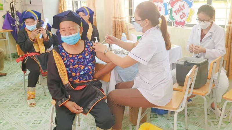 Tiêm vaccine phòng COVID-19 mũi 4 cho lực lượng tuyến đầu và người dân từ 50 tuổi đủ điều kiện tiêm chủng tại điểm tiêm Trường TH&THCS Đồn Đạc II (xã Đồn Đạc, huyện Ba Chẽ).