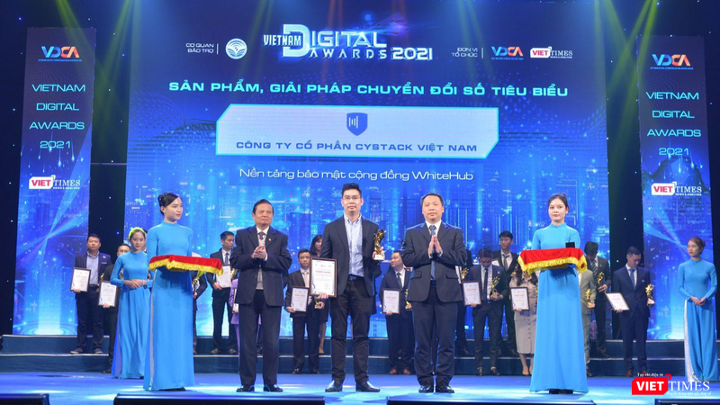 Ông Nguyễn Hữu Trung – CEO & Co-Founder CyStack nhận Giải thưởng Chuyển đổi số Việt Nam 2021. Ông Nguyễn Hữu Trung – CEO & Co-Founder CyStack nhận Giải thưởng Chuyển đổi số Việt Nam 2021.