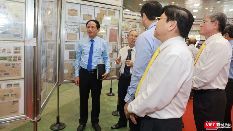 Các đại biểu tham quan khu trưng bày tại triển lãm tem bưu chính lớn nhất từ trước tới nay tại Việt Nam. Các đại biểu tham quan khu trưng bày tại triển lãm tem bưu chính lớn nhất từ trước tới nay tại Việt Nam.