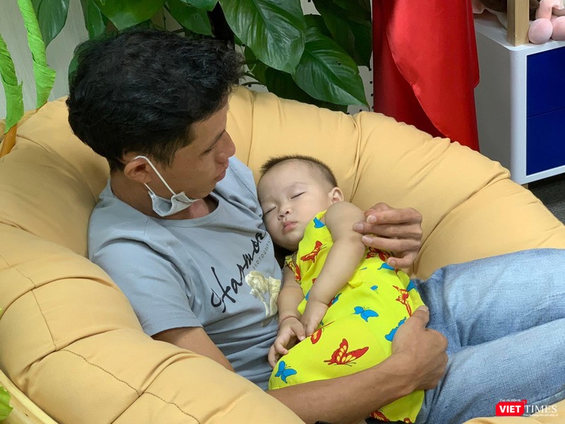 Em bé vừa tròn tuổi, mạnh khỏe, ngủ ngoan trong vòng tay bố. Em bé vừa tròn tuổi, mạnh khỏe, ngủ ngoan trong vòng tay bố.