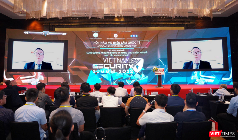 Ông Xiaoxin - chuyên gia cao cấp của Trung tâm An toàn Bảo mật Toàn cầu của Huawei đang chia sẻ. Ông Xiaoxin - chuyên gia cao cấp của Trung tâm An toàn Bảo mật Toàn cầu của Huawei đang chia sẻ.