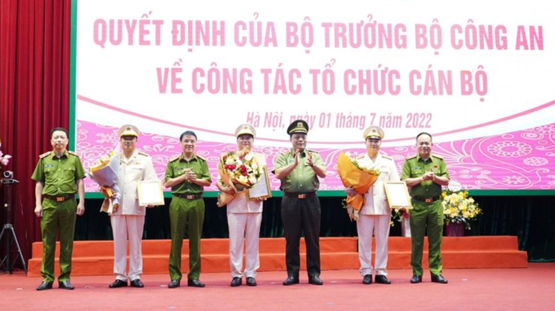 Giám đốc Công an TP. Hà Nội tặng hoa chúc mừng 3 tân Phó Giám đốc. Ảnh: Công an TP. Hà Nội.