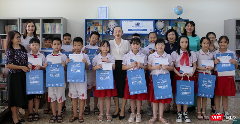 Bà Nguyễn Bích Luận (đứng giữa) cùng đại diện các đơn vị, nhà tài trợ, nhà đồng hành và các thành viên dự án trao quà cho học sinh Trường Tiểu học Bãi Cháy, TP.Hạ Long, tỉnh Quảng Ninh. Bà Nguyễn Bích Luận (đứng giữa) cùng đại diện các đơn vị, nhà tài trợ, nhà đồng hành và các thành viên dự án trao quà cho học sinh Trường Tiểu học Bãi Cháy, TP.Hạ Long, tỉnh Quảng Ninh.