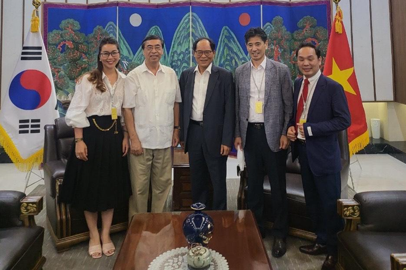 Ông Park Noh Wan - Đại sứ Đặc mệnh toàn quyền Hàn Quốc tại Việt Nam (đứng giữa) họp Ban tổ chức Diễn đàn VIKO30 (ngày 5/7) - Ảnh: Ban Tổ chức.