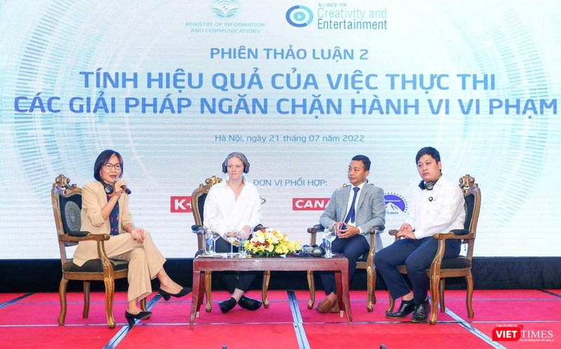 Ông Nguyễn Ngọc Hân - Tổng giám đốc Thủ Đô Multimedia (thứ ba trái sang) và các đại biểu trao đổi về các giải pháp ngăn chặn hành vi vi phạm bản quyền.