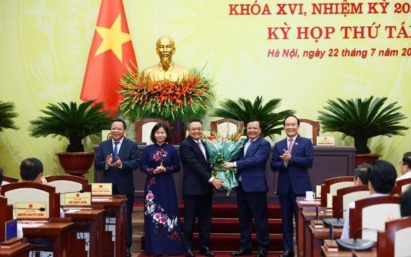 Lãnh đạo TP. Hà Nội chúc mừng tân Chủ tịch UBND TP. Hà Nội Trần Sỹ Thanh - Ảnh: VGP Lãnh đạo TP. Hà Nội chúc mừng tân Chủ tịch UBND TP. Hà Nội Trần Sỹ Thanh - Ảnh: VGP