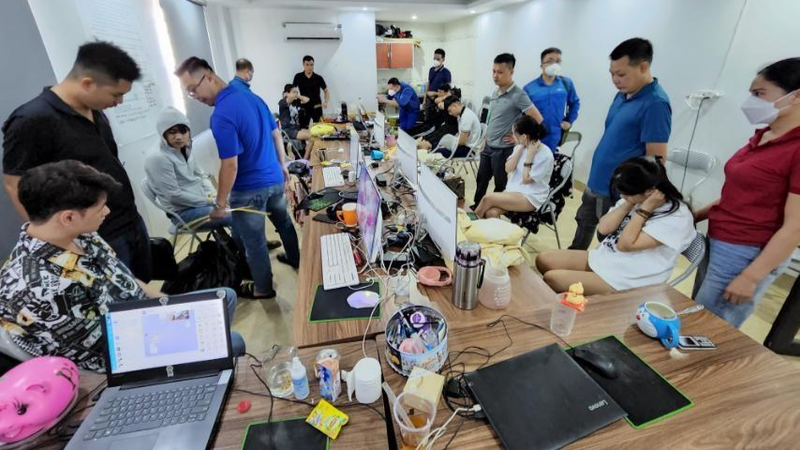 Lực lượng Công an bắt giữ các đối tượng có liên quan cùng tang vật vụ án. Lực lượng Công an bắt giữ các đối tượng có liên quan cùng tang vật vụ án.