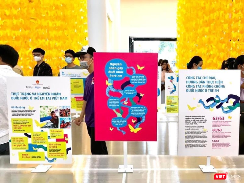 Các tài liệu, hiện vật được trưng bày trên nền vàng của sắp đặt đặc biệt, được tạo tác từ hàng ngàn cánh bướm.