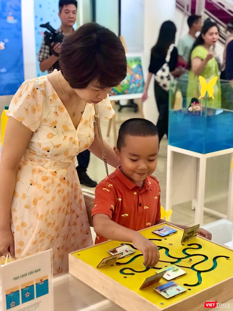 Các cháu nhỏ hào hứng tham gia trò chơi trong chương trình.