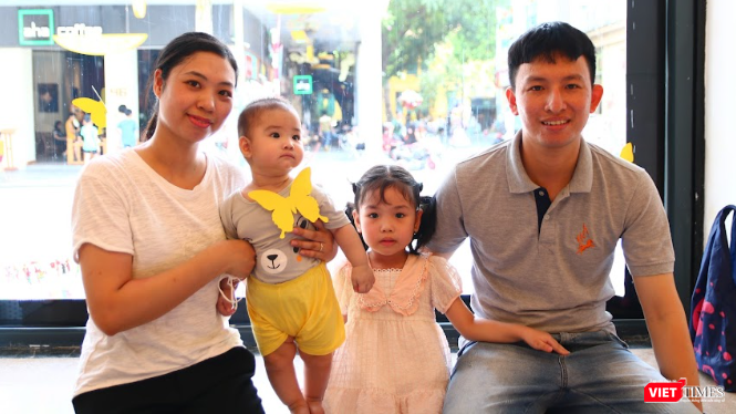 Triển lãm thu hút sự quan tâm của nhiều gia đình trẻ.