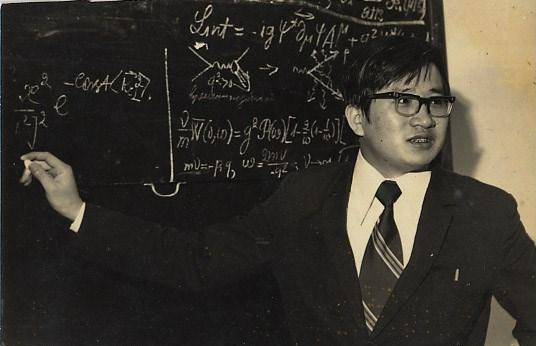 Năm 1976, nghiên cứu sinh Nguyễn Xuân Hãn bảo vệ Luận án tiến sĩ Toán Lý tại Viện Liên hợp hạt nhân Dubna (Liên Xô). Năm 1976, nghiên cứu sinh Nguyễn Xuân Hãn bảo vệ Luận án tiến sĩ Toán Lý tại Viện Liên hợp hạt nhân Dubna (Liên Xô).