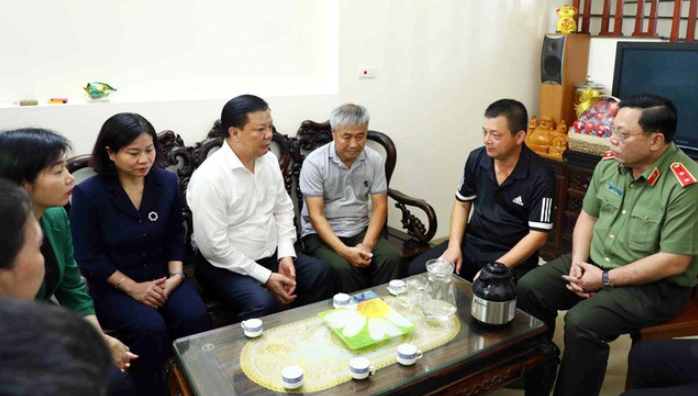 Lãnh đạo thành phố Hà Nội thăm, động viên gia đình cán bộ, chiến sĩ hy sinh trong vụ cháy tại quận Cầu Giấy (Ảnh: Hà Nội mới)