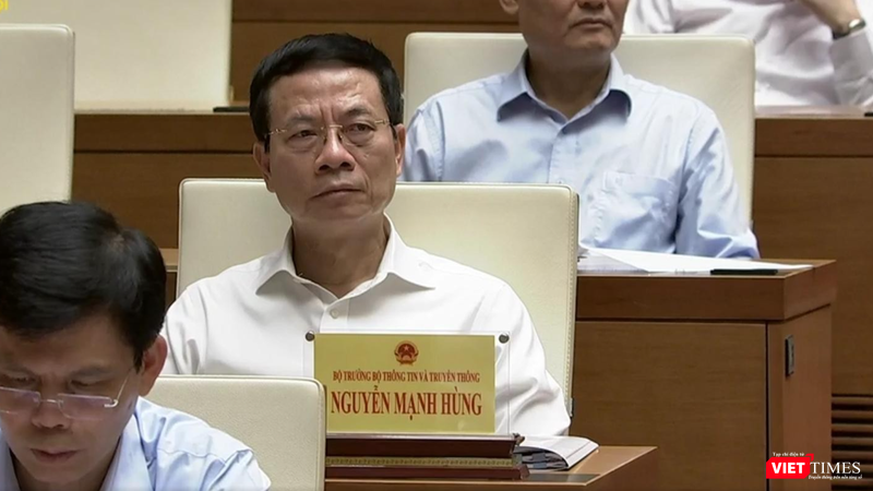 Bộ trưởng Bộ Thông tin và Truyền thông Nguyễn Mạnh Hùng rất theo dõi phần trả lời chất vấn của Bộ trưởng Bộ Công an Tô Lâm.