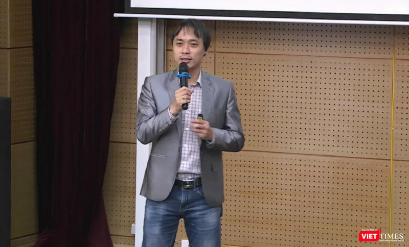 TS. Hà Minh Hoàng khuyên các bạn trẻ chọn ngành học nên phù hợp với thực lực và tố chất của chính mình, tránh tình trạng học 1-2 năm lại tìm cách chuyển ngành. TS. Hà Minh Hoàng khuyên các bạn trẻ chọn ngành học nên phù hợp với thực lực và tố chất của chính mình, tránh tình trạng học 1-2 năm lại tìm cách chuyển ngành.