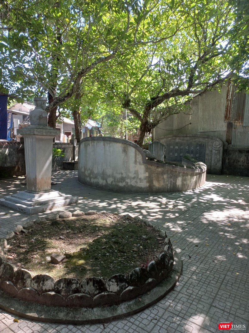 Bức tượng bán thân cụ Phạm Quỳnh do chính người cháu ngoại của cụ là kiến trúc sư Tôn Thất Đại thiết kế, được đặt ngay sau ngôi mộ cụ ở chùa Vạn Phước (phường Trường An, TP Huế). Bức tượng bán thân cụ Phạm Quỳnh do chính người cháu ngoại của cụ là kiến trúc sư Tôn Thất Đại thiết kế, được đặt ngay sau ngôi mộ cụ ở chùa Vạn Phước (phường Trường An, TP Huế).