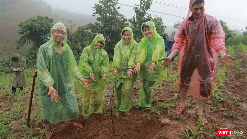 Đại diện VARS cùng con trai nhà văn Nguyễn Huy Thiệp (bên phải) trồng cây.