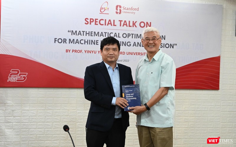 Giáo sư Yinyu Ye tặng sách "Lập trình tuyến tính và phi tuyến tính" cho GS.TS. Đặng Hoài Bắc - Giám đốc Học viện. Giáo sư Yinyu Ye tặng sách "Lập trình tuyến tính và phi tuyến tính" cho GS.TS. Đặng Hoài Bắc - Giám đốc Học viện.