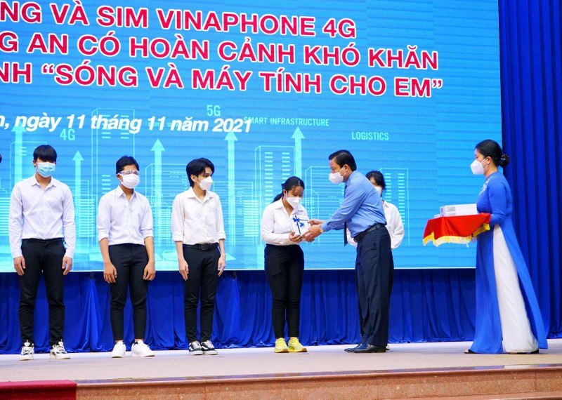 VNPT trao tặng máy tính bảng kèm sim VinaPhone miễn phí 4GB data mỗi ngày. VNPT trao tặng máy tính bảng kèm sim VinaPhone miễn phí 4GB data mỗi ngày.