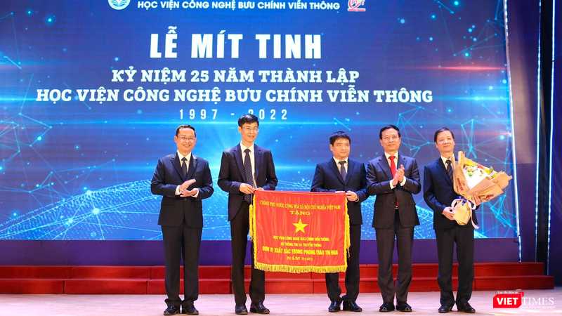Bộ trưởng Bộ Thông tin và Truyền thông Nguyễn Mạnh Hùng trao Cờ thi đua của Chính phủ năm 2021 cho Học viện. Bộ trưởng Bộ Thông tin và Truyền thông Nguyễn Mạnh Hùng trao Cờ thi đua của Chính phủ năm 2021 cho Học viện.