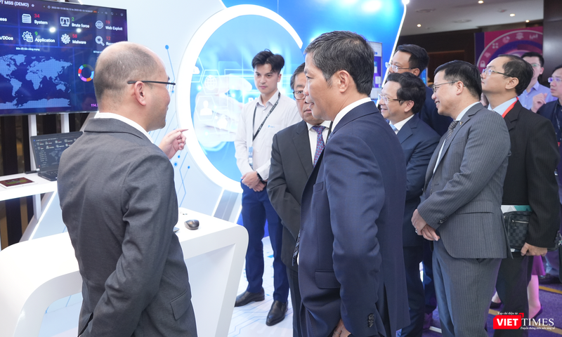 Trưởng Ban Kinh tế Trung ương Trần Tuấn Anh và các đại biểu tham quan gian hàng triển lãm. Trưởng Ban Kinh tế Trung ương Trần Tuấn Anh và các đại biểu tham quan gian hàng triển lãm.