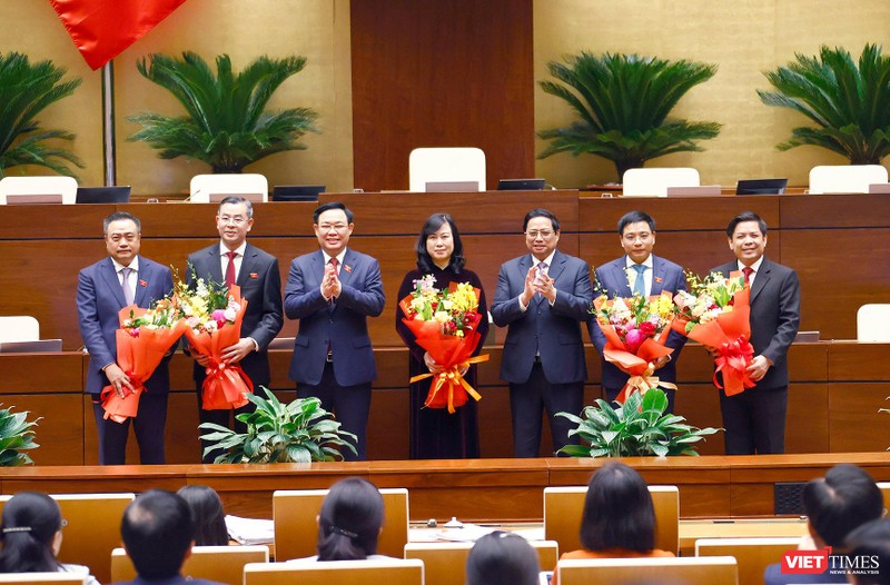 Chủ tịch Quốc hội Vương Đình Huệ và Thủ tướng Phạm Minh Chính tặng hoa chúc mừng tân Bộ trưởng Bộ Giao thông Vận tải Nguyễn Văn Thắng (thứ hai, phải sang), Bộ trưởng Bộ Y tế Đào Hồng Lan, Tổng Kiểm toán Nhà nước Ngô Văn Tuấn (thứ hai trái sang) và nguyên Tổng Kiểm toán Nhà nước Trần Sỹ Thanh (bên trái), nguyên Bộ trưởng Bộ Giao thông vận tải Nguyễn Văn Thể.