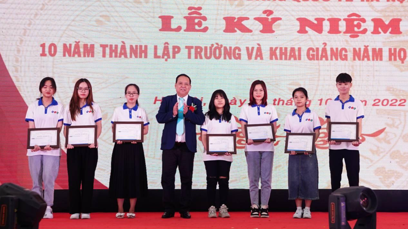 Hiệu trưởng Nhà trường tặng giấy khen và phần thưởng cho sinh viên có thành tích học tập tốt.