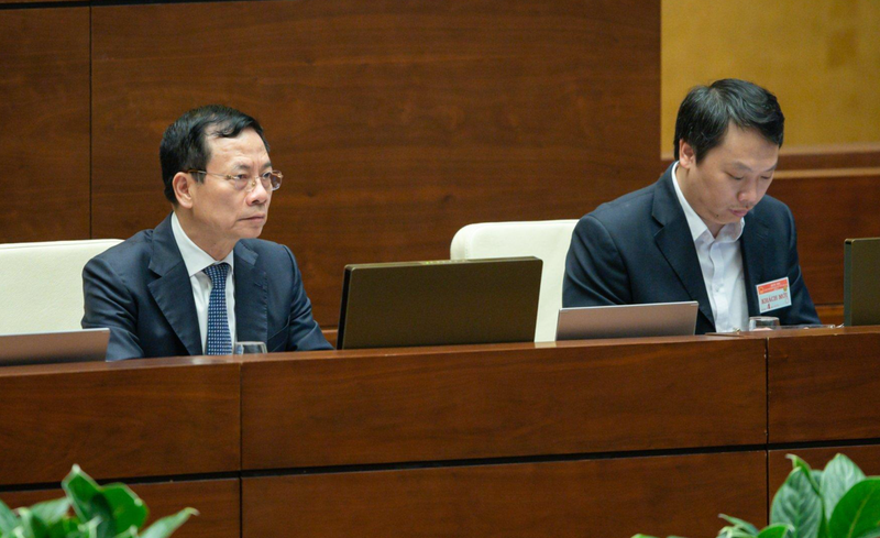 Bộ trưởng Nguyễn Mạnh Hùng và Thứ trưởng Nguyễn Huy Dũng lắng nghe các ý kiến góp ý của ĐBQH về Luật giao dịch điện tử sửa đổi. Bộ trưởng Nguyễn Mạnh Hùng và Thứ trưởng Nguyễn Huy Dũng lắng nghe các ý kiến góp ý của ĐBQH về Luật giao dịch điện tử sửa đổi.