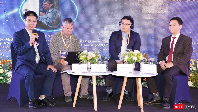 Ông Tô Hồng Nam (trái) cho rằng chuyển đổi số trong giáo dục cần được thiết kế đồng bộ, hệ thống và triển khai từng bước. Ông Tô Hồng Nam (trái) cho rằng chuyển đổi số trong giáo dục cần được thiết kế đồng bộ, hệ thống và triển khai từng bước.