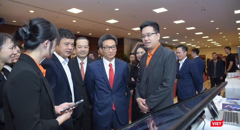 Phó Thủ tướng Vũ Đức Đam, Thứ trưởng Bộ Thông tin và Truyền thông Phạm Đức Long xem trình diễn công nghệ tại gian hàng của FPT.