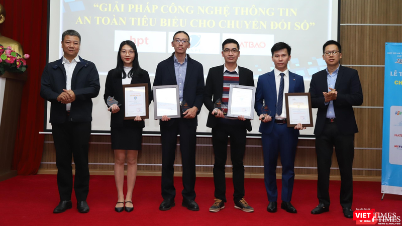 Các doanh nghiệp đoạt giải &quot;Giải pháp công nghệ thông tin an toàn tiêu biểu cho chuyển đổi số&quot;.