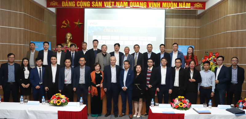 Hội đồng chấm giải và các doanh nghiệp được trao Danh hiệu “Chìa khóa vàng” năm 2022.