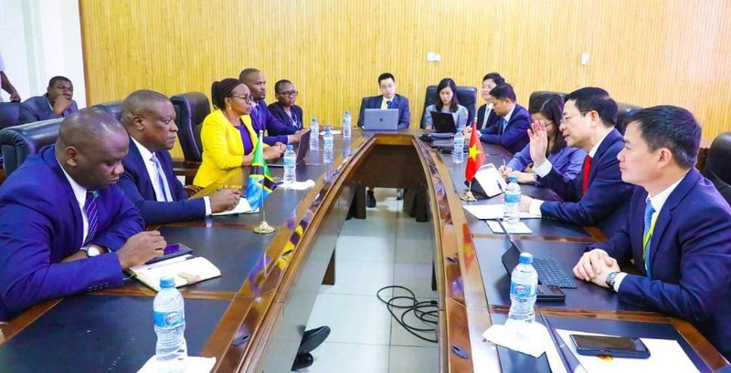 Bộ trưởng Nguyễn Mạnh Hùng và Bộ trưởng Nape Moses Nnauye thảo luận về việc tăng cường hợp tác song phương trong lĩnh vực thông tin và truyền thông Bộ trưởng Nguyễn Mạnh Hùng và Bộ trưởng Nape Moses Nnauye thảo luận về việc tăng cường hợp tác song phương trong lĩnh vực thông tin và truyền thông