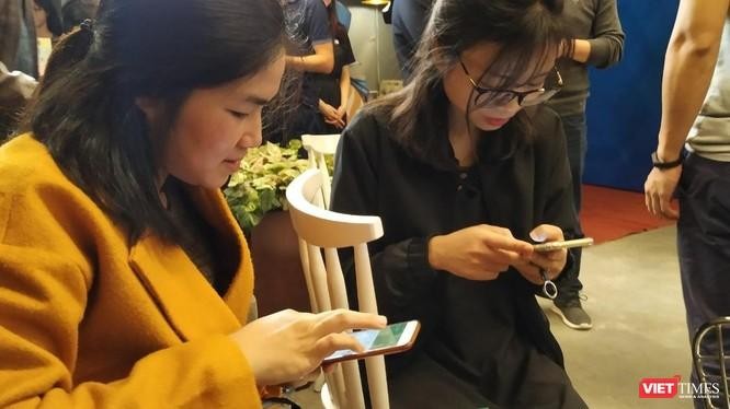 Đại diện Bộ TT&amp;TT cho rằng việc cần làm hiện nay là phải tạo cho người dùng thói quen là bấm xem những nội dung tử tế - Ảnh minh hoạ.