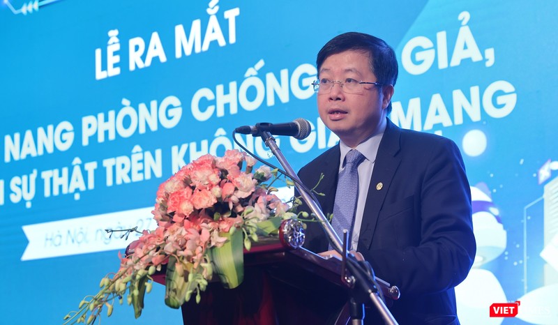 Theo Thứ trưởng Nguyễn Thanh Lâm, Cẩm nang phòng chống tin giả, sai sự thật trên không gian mạng sẽ trao cho người dùng internet công cụ nhận biết, ứng xử phù hợp, chung tay loại trừ những thông tin giả, tin sai sự thật Theo Thứ trưởng Nguyễn Thanh Lâm, Cẩm nang phòng chống tin giả, sai sự thật trên không gian mạng sẽ trao cho người dùng internet công cụ nhận biết, ứng xử phù hợp, chung tay loại trừ những thông tin giả, tin sai sự thật