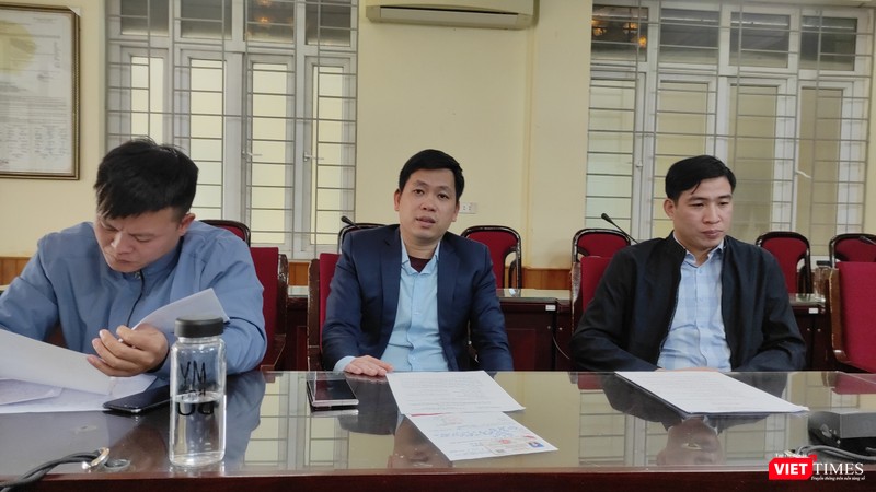 Ông Hứa Ngọc Minh - Chủ tịch UBND phường Mỹ Đình 2 (ngồi giữa), ông Vũ Văn Hưng - Phó Chủ tịch UBND phường (phải) và ông Phí Thành Phúc - Chuyên viên Đội QLTTXD tại buổi làm việc với phóng viên VietTimes. Ông Hứa Ngọc Minh - Chủ tịch UBND phường Mỹ Đình 2 (ngồi giữa), ông Vũ Văn Hưng - Phó Chủ tịch UBND phường (phải) và ông Phí Thành Phúc - Chuyên viên Đội QLTTXD tại buổi làm việc với phóng viên VietTimes.