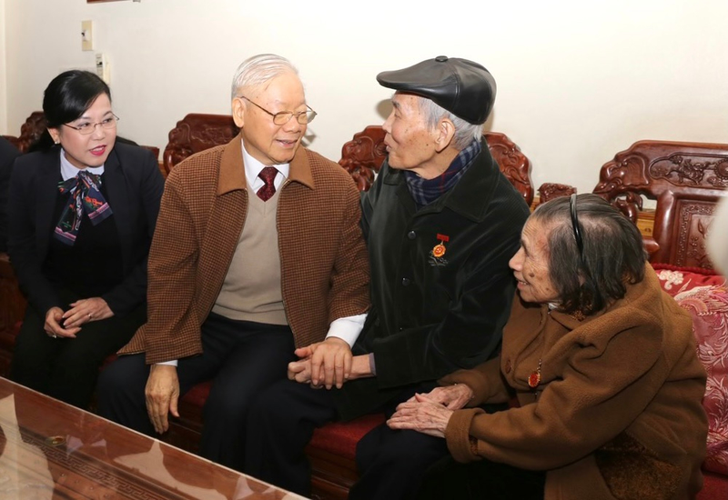 Tổng Bí thư đến thăm, tặng quà gia đình ông Nguyễn Trung Lựu (sinh năm 1927) ở Phổ Yên. Ông Lựu là cán bộ tiền khởi nghĩa, thương binh, nhiễm chất độc hoá học; tham gia kháng chiến chống thực dân Pháp, chống đế quốc Mỹ, bảo vệ biên giới phía Bắc tháng 02/1979; được nhận Huy hiệu 75 năm tuổi Đảng và là Thầy thuốc ưu tú, nguyên Giám đốc Bệnh viện Quân y 91 Tổng Bí thư đến thăm, tặng quà gia đình ông Nguyễn Trung Lựu (sinh năm 1927) ở Phổ Yên. Ông Lựu là cán bộ tiền khởi nghĩa, thương binh, nhiễm chất độc hoá học; tham gia kháng chiến chống thực dân Pháp, chống đế quốc Mỹ, bảo vệ biên giới phía Bắc tháng 02/1979; được nhận Huy hiệu 75 năm tuổi Đảng và là Thầy thuốc ưu tú, nguyên Giám đốc Bệnh viện Quân y 91