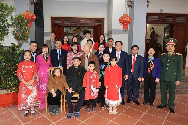 Tổng Bí thư chụp ảnh lưu niệm cùng gia đình ông Lê Trung Lựu. Tổng Bí thư chụp ảnh lưu niệm cùng gia đình ông Lê Trung Lựu.