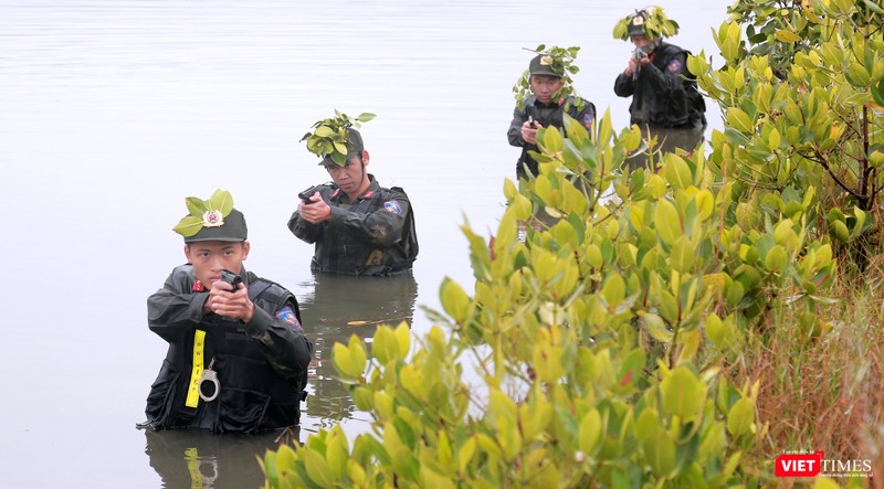 Các chiến sĩ miệt mài luyện tập, không quản ngâm mình trong nước lạnh. Các chiến sĩ miệt mài luyện tập, không quản ngâm mình trong nước lạnh.