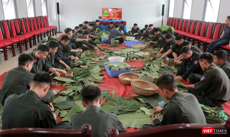 Cán bộ chiến sỹ gói bánh chưng chuẩn bị đón xuân Cán bộ chiến sỹ gói bánh chưng chuẩn bị đón xuân