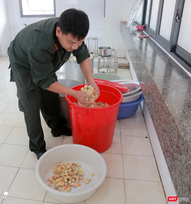 Các chiến sĩ tự muối dưa hành rất khéo. Các chiến sĩ tự muối dưa hành rất khéo.