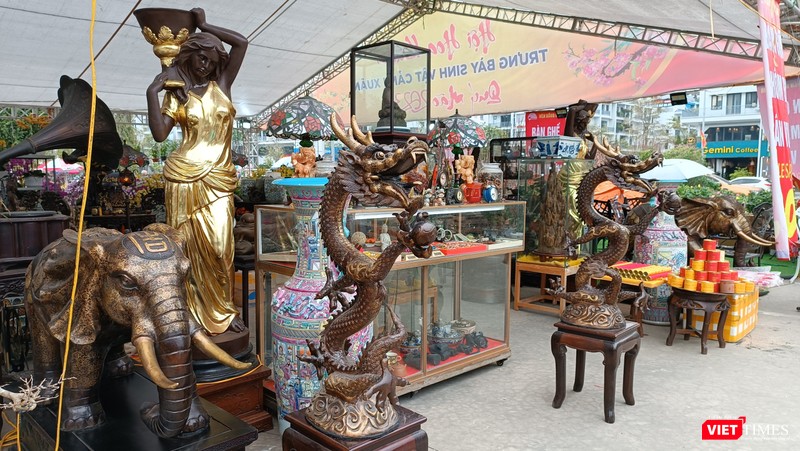 Bên cạnh hoa xuân, Hội chợ còn trưng bày nhiều sản phẩm chạm khắc tinh xảo.