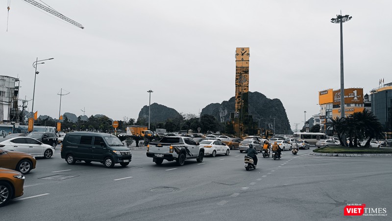 TP. Hạ Long - thành phố thuộc tỉnh có diện tích lớn nhất Việt Nam - trở nên nhộn nhịp hơn trong những ngày cận Tết.