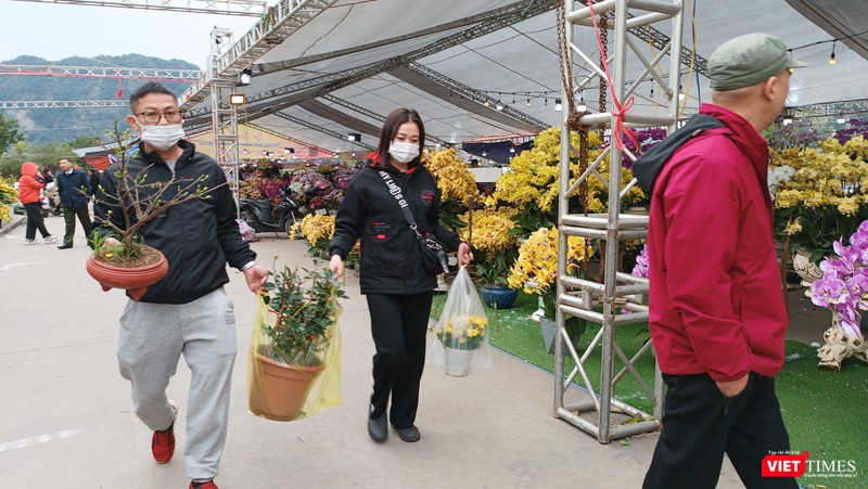 Nhiều người đã chọn được cho mình những chậu hoa ưng ý tại hội hoa xuân.