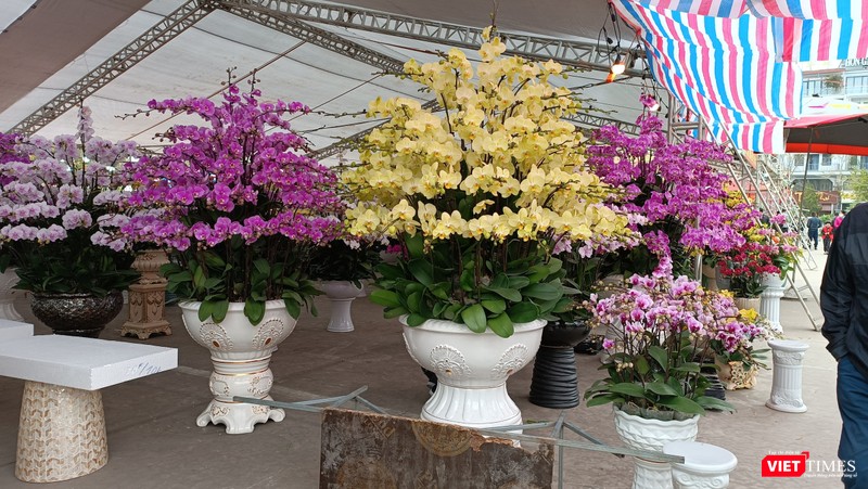 Khác với khoảng 3-4 năm trước, các bình hoa lớn giá cao không nhiều người hỏi mua