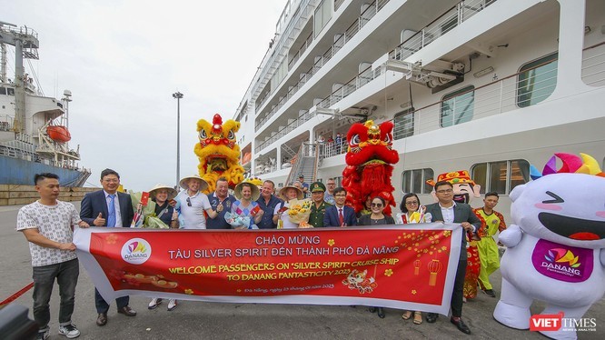 Lễ đón tàu du lịch 5 sao Silver Spirit và hơn 400 du khách châu Âu xông đất Đà Nẵng trong ngày mùng 2 Tết Quý Mão 2023