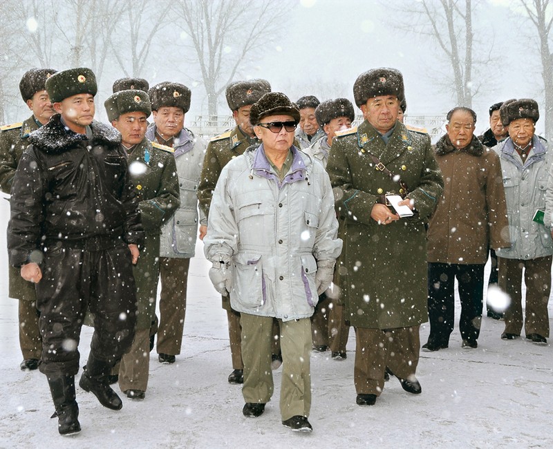 Nhà lãnh đạo Kim Jong Il thăm bộ đội Không quân của Quân đội Nhân dân Triều Tiên hồi tháng 12/2008.