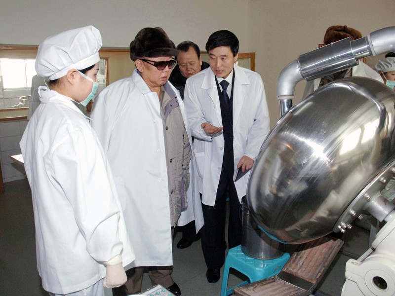 Ông Kim Jong Il đến thăm và làm việc tại Nhà máy chế tạo Thuốc Cao ly Gangkye (tháng 2 năm 2006)