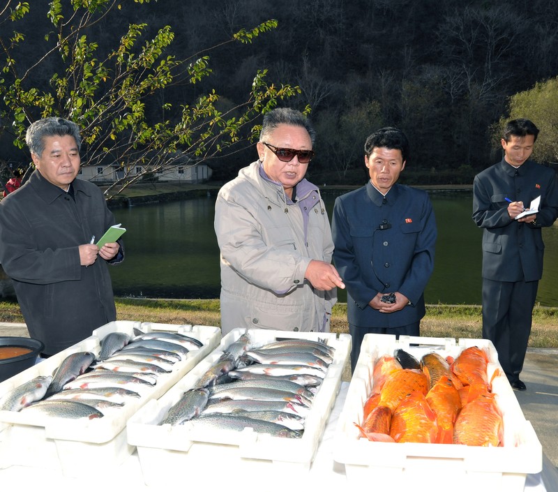 Ông cũng đến thăm Trại nuôi cá (tháng 11 năm 2011)