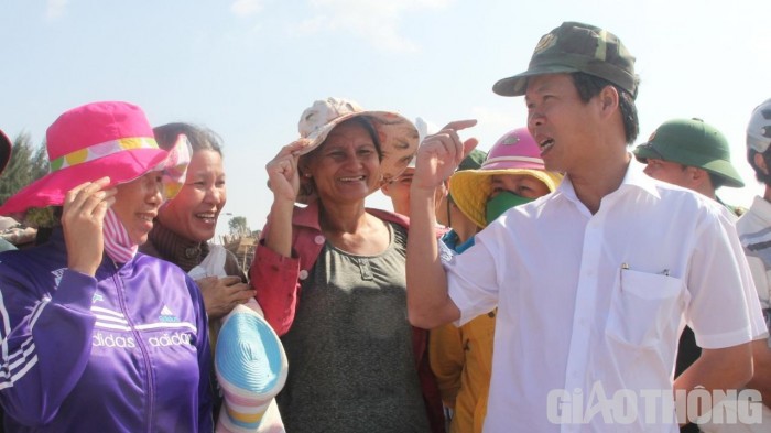 Người dân xã Nghĩa An nở nụ cười tươi sau buổi nói chuyện của Bí thư Tỉnh ủy Quảng Ngãi Võ Văn Thưởng