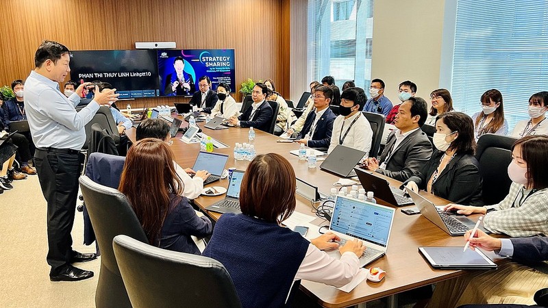 Chủ tịch FPT chia sẻ với gần 50 quản lý của FPT tại Nhật. Ảnh: Chungta.vn Chủ tịch FPT chia sẻ với gần 50 quản lý của FPT tại Nhật. Ảnh: Chungta.vn